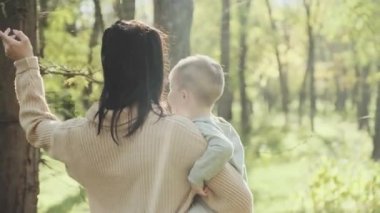 sonbahar parkta eğlenmek onun küçük oğlu olan genç anne
