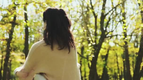 Młoda matka jest spinning z jej syna w ramionach w jesienny park — Wideo stockowe