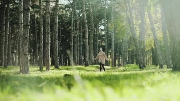 Boldog lány fut a fák között — Stock videók
