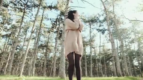 Счастливая девушка бежит через сосновый лес — стоковое видео