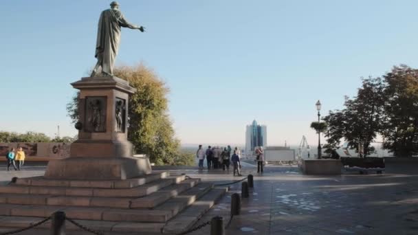 Odessa, Ukraina - 20 oktober 2018. Gå nära Duc de Richelieu monument. Panoramautsikt över Potemkintrappan och marina — Stockvideo