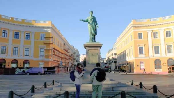Odessa, Ukrajna - október 20-án, 2018. Turisták fog mozi-ból herceg emlékmű. Kör alakú épület közelében Herceg Odesszában — Stock videók
