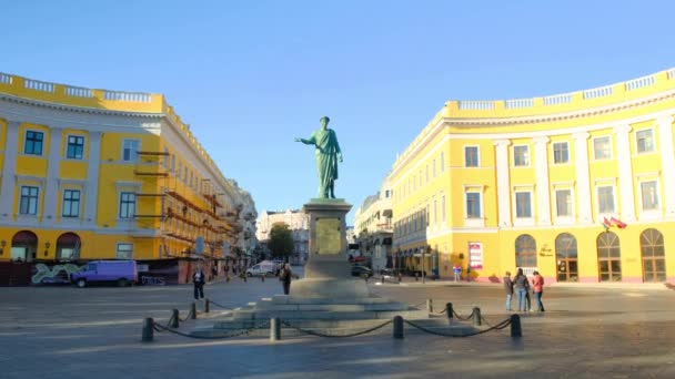 Monument voor Hertog van Richelieu in Odessa — Stockvideo