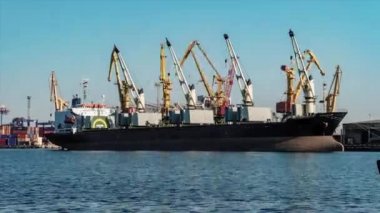 Vinçler gemideki kargo yük. Hızlandırılmış bir deniz gemi yükleme kargo hızlandırılmış