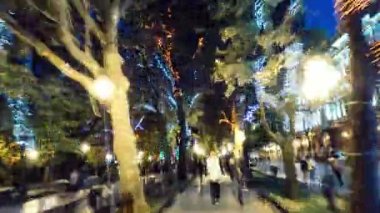 İnsanlar geceleri şehir etrafında yürümek. Hızlandırılmış hypermaps bir yaya sokağında. Büyük şehirde yaşamın hızı
