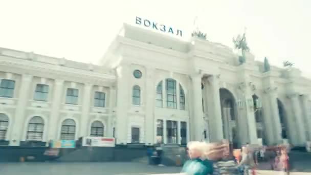 Odessa, Ucraina - 20 ottobre 2018. Accelerato time lapse arrivo di persone alla stazione ferroviaria di Odessa. I turisti sono venuti in città resort — Video Stock