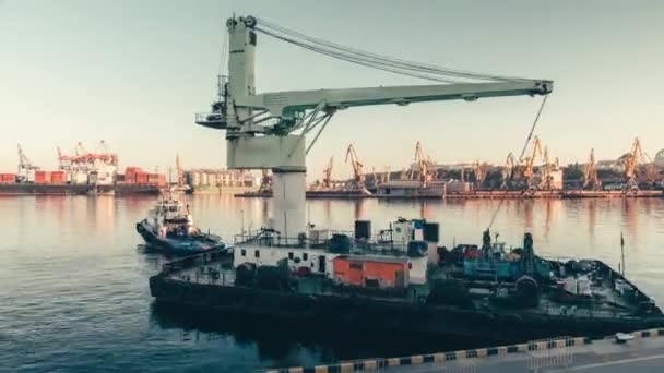 Timelapse van drijvende kraan vervoer over zee sleepboot — Stockvideo