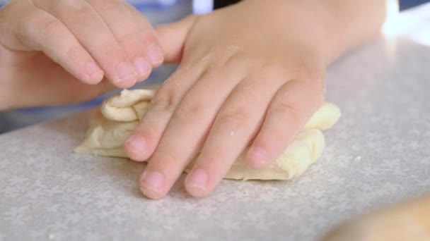 Pino de rolamento de crianças de massa de farinha. A criança amassa a massa com as mãos . — Vídeo de Stock