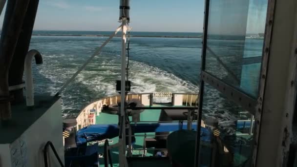 Тягач. Вид кормы судна во время движения — стоковое видео