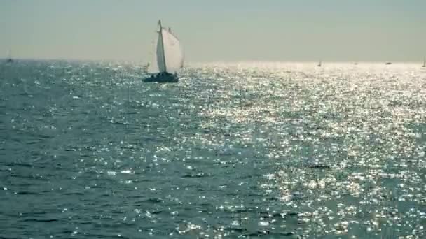 Яхта плывет по открытому морю. В открытом море в солнечную погоду пересекаются две парусные яхты . — стоковое видео