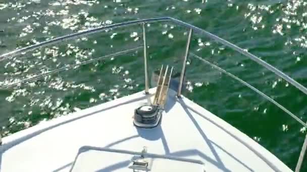 Die Front des Ausflugsbootes vor dem Hintergrund der Meereswellen — Stockvideo
