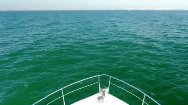 Zevk önü deniz dalgaları fonunda tekne. Turizm için çekici deniz manzarası