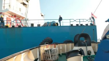 Odessa. Ukrayna. 20 Ekim 2018. Denizciler Mısır bayraklı büyük bir tüccar gemi üzerinde. Duman baca, gemi açık denize gidiyor.