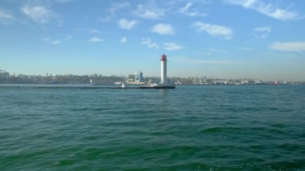 Deniz Odessa Port. Deniz feneri. Ukrayna. Karadeniz. Erken sonbahar — Stok video