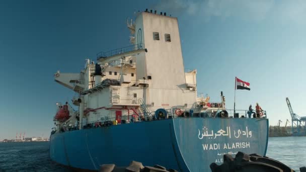 Odessa. Ukraine. October 20, 2018. Sailors on a large merchant vessel flying the flag of Egypt. Smoke from the chimney, the ship goes to the open sea. — Stock Video