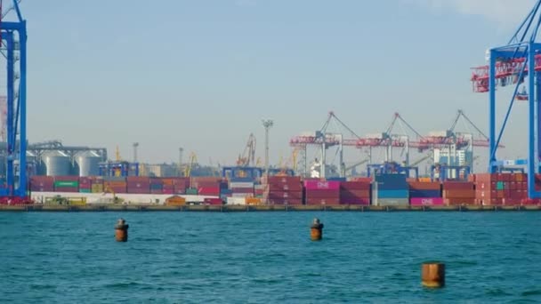 Odessa, kikötő, október 20-án, 2018. Konténer rakodás és a kirakodási kikötő — Stock videók