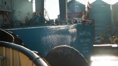 Mısır bayrağı altında bir ticaret gemisine çekme