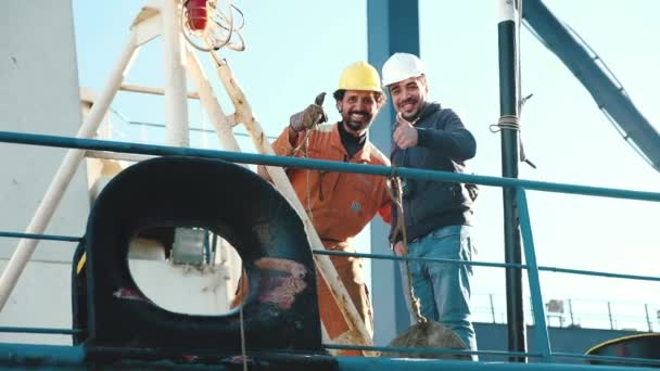 Odessa, Ucraina, 20 ottobre 2018. Due marinai egiziani posano felicemente per la macchina fotografica sul ponte di una nave mercantile — Video Stock