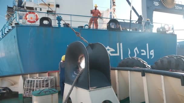 Remolcando Barco Marinero Del Barco Egipcio Transfiere Extremo Cuerda Marinero — Vídeo de stock