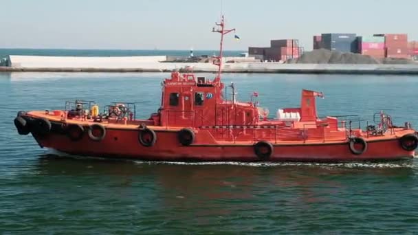 Odessa, Ucrania, 20 de octubre de 2018. Piloto de barco. Barco rojo se mueve en el Mar Negro — Vídeo de stock
