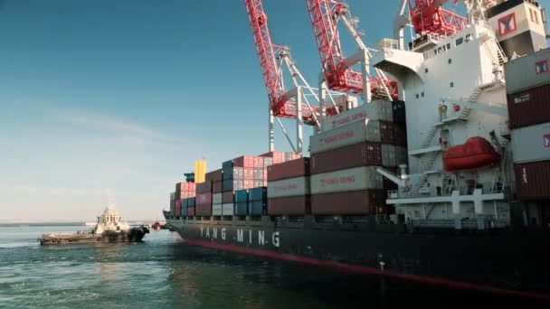 20 de outubro de 2018. Odessa, Ucrânia. Reboque de um grande navio de contêiner marítimo empresa de negócios offshore Yang Ming — Vídeo de Stock