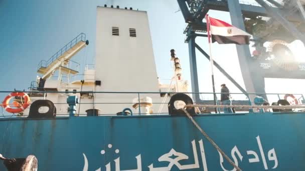 2018 年 10 月 20 日、オデッサ、ウクライナ。牽引時のエジプトの船の乗組員の作業 — ストック動画