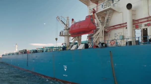 オデッサ、ウクライナ、2018 年 10 月 20 日。商人の船の甲板上の救命ボート — ストック動画