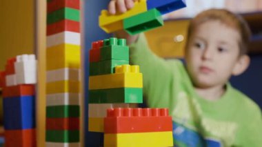 4 yaşında çocuğu olmayan bir kurucu odasında oynuyor..