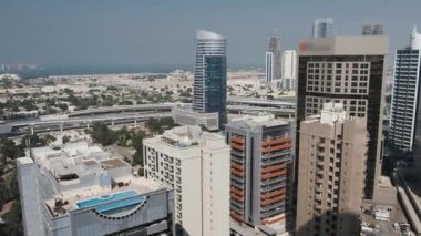 Dubai, Ocak 2019. Dubai - Dubai ticaret bölgesinin en baştan görüntüleyin. Arka planda metro hattı ve deniz vardır.
