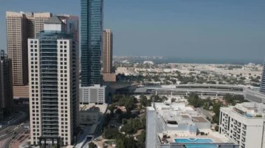 Dubai, Ocak 2019. Bir kuş bakışı görünüme, meşgul karayolu ve Dubai Media City Al-kazım kulede görünümünü şehir panoraması. Dubai şehir ilçe