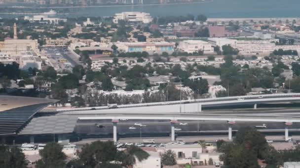 ドバイの街で忙しい高速道路 建物は 地下鉄を地上 つの距離でない超高層ビル ドバイのパノラマは ペルシャ湾の海岸を見ることができます — ストック動画