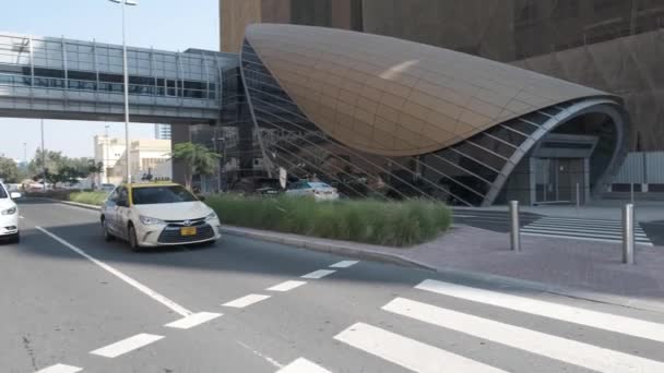 5 de janeiro de 2019, Dubai, Emirados Árabes Unidos. Um homem em um pedestre atravessando a estrada que se move a partir da estação de metro . — Vídeo de Stock