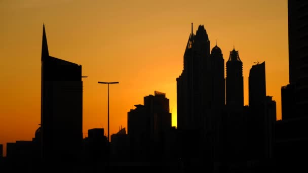 Siluetas de rascacielos al atardecer del día en Dubai — Vídeos de Stock