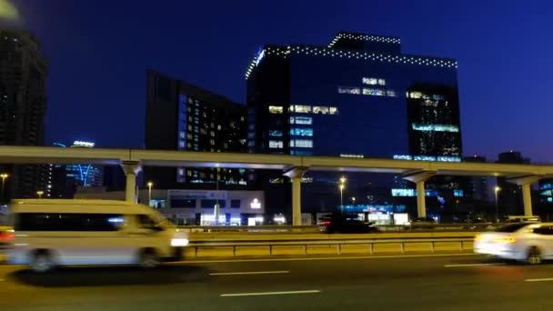 Yeraltı metro hattı ile Dubai s ana yol Sheikh Zayed yoğun trafik. Gerçek zamanlı video gece çekimleri. — Stok video