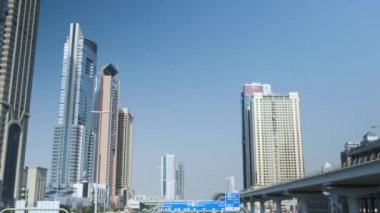 Dubai Şeyh Zayed karayolu yoğun araç trafiği. Günbatımı