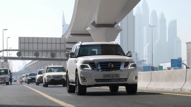 Dubai, Birleşik Arap Emirlikleri, Ocak 2019. Binek araç toprak hattı metro yakınındaki akışı. Fütüristik Dubai kenti — Stok video