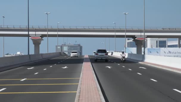 Januari 5, 2019, Dubai, Verenigde Arabische Emiraten. Metro lijn op viaducten boven de snelweg — Stockvideo