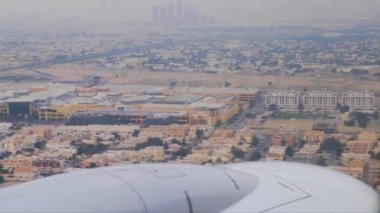 Şehir ve karayolu üzerinde uçak pencere açılış kapalı dışarı görüntülemek