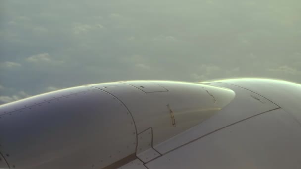 近距离观察飞机发动机机舱对多云的天空 — 图库视频影像