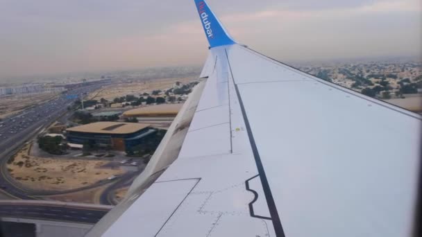 Vista através da janela da aeronave de pouso em edifícios do aeroporto — Vídeo de Stock
