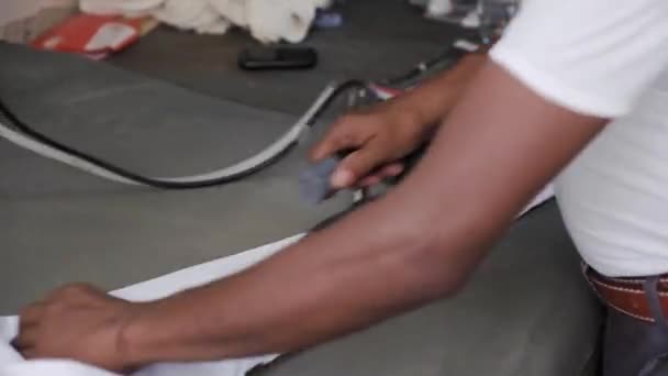 Vista Próxima Homem Árabe Mãos Ferro Nacional Macho Branco Camisa — Vídeo de Stock