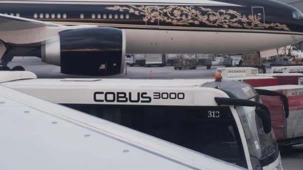 Autobús de traslado del aeropuerto con el logotipo y el avión pintado — Vídeo de stock