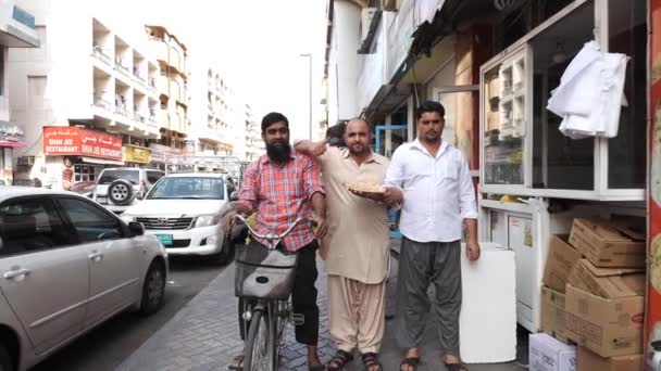 Arabische Männer stehen vor einem Lebensmittelgeschäft in der alten Dubaistraße — Stockvideo