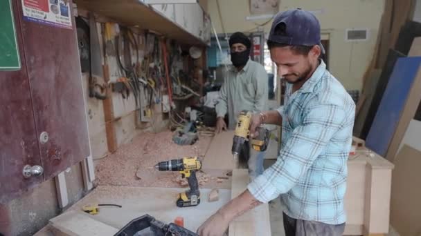 Arabe homme travaille avec perceuse électrique à l'atelier de menuiserie — Video