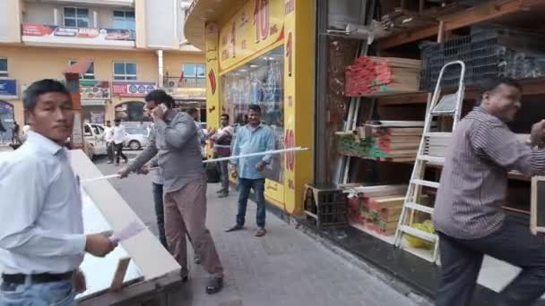 Vidám Arab shop munkavállalók üdvözlés Dubai utcában — Stock videók