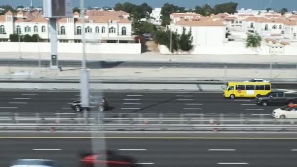 Arabalar Dubai şehir karayolu üzerinde hareket ettirin. Bir metro arabadan hızda hareket göster — Stok video
