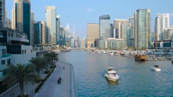 Dubai Marina с небоскребами и катерами в Дубае, Объединенные Арабские Эмираты — стоковое видео