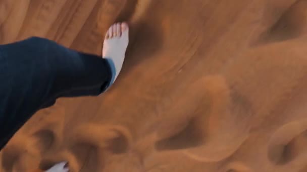 Nahaufnahme Barfüßige Frau geht auf heißem Sand und hinterlässt Fußabdrücke — Stockvideo