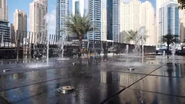 Der Bürgersteig der Dubai- Marina wird reichlich mit Wasser aus Mini-Springbrunnen übergossen — Stockvideo