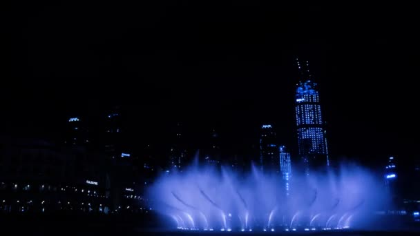 Muzyczne tańczącą fontannę obok wieżowca Burdż Chalifa. Przyspieszone wideo — Wideo stockowe